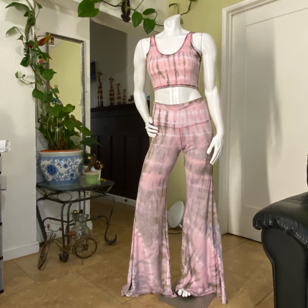 Set large tie dye bell bottom and top